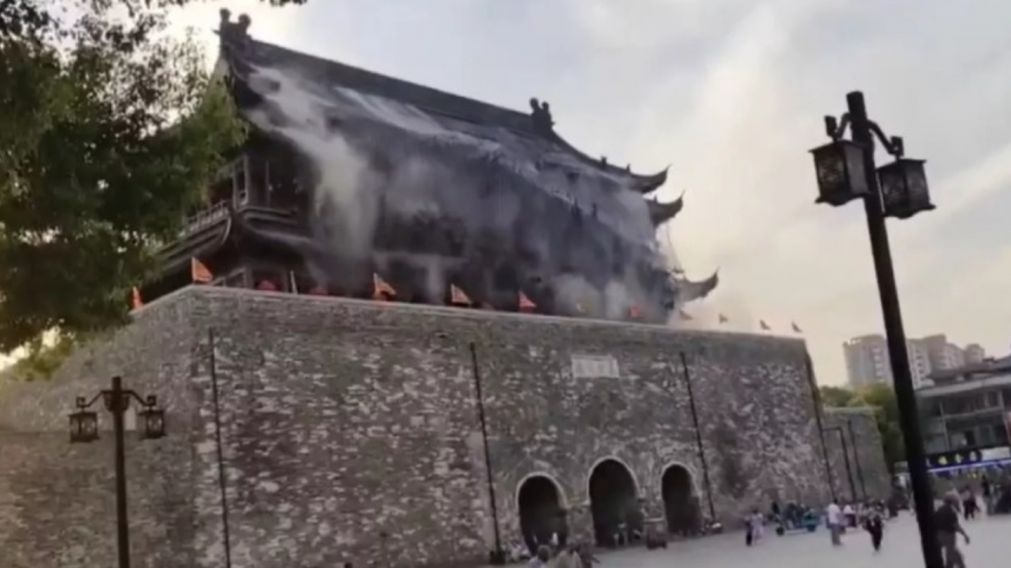 El techo de un imponente monumento chino se derrumbó esta mañana.