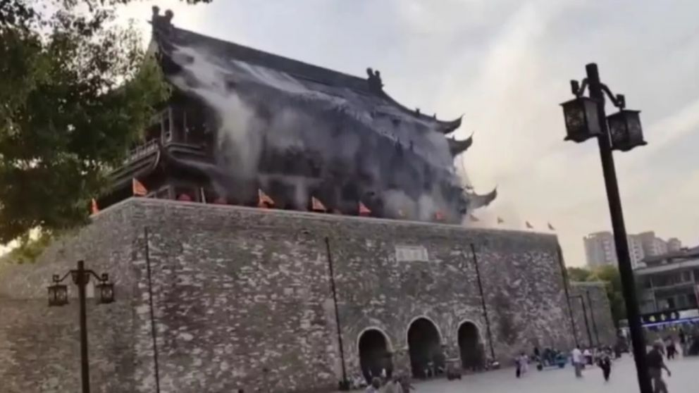El techo de un imponente monumento chino se derrumbó esta mañana.