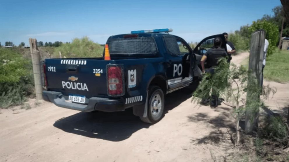 La policía trabajando en el lugar donde se cometió el robo.