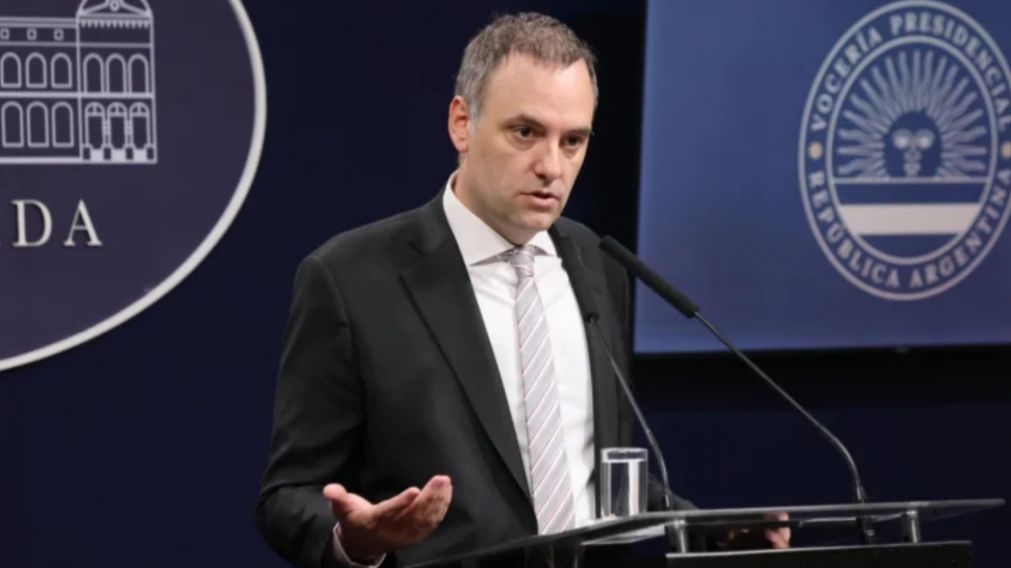 “Durante años, unos vivos hicieron negocios con los pañales del PAMI", denunció Manuel Adorni.