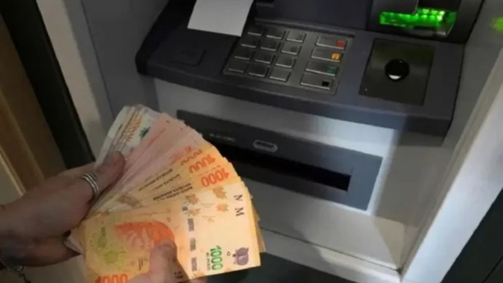 De acuerdo con la Ley 23.041, el primer pago del aguinaldo debe realizarse antes del 30 de junio, que en 2025 cae lunes.