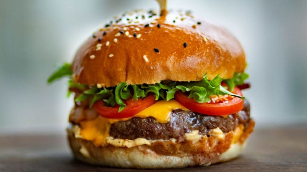 Cómo preparar unas hamburguesas caseras perfectas y que nadie extrañe el delivery