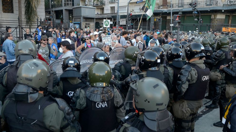 La Iglesia Católica rechazó el accionar de las fuerzas de seguridad en las marchas de jubilados (Crónica / Fernando Pérez Ré).