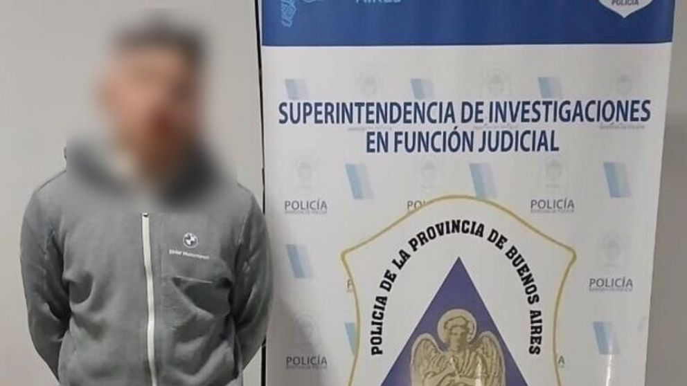 Este es uno de los sujetos que resultó aprehendido por los investigadores policiales.
