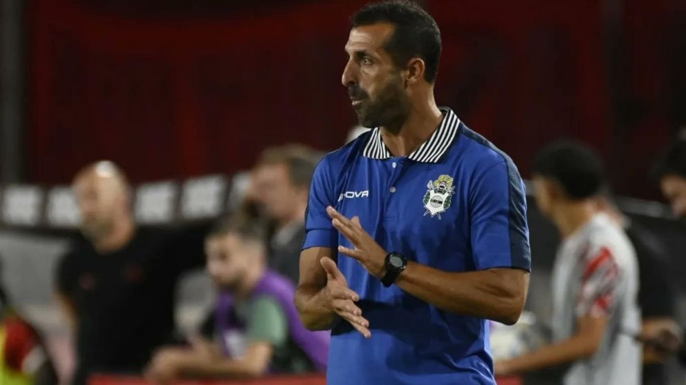 El DT de Gimnasia de La Plata bancó a Estudiantes por el pasillo ante Rosario Central: "Es respetable..."