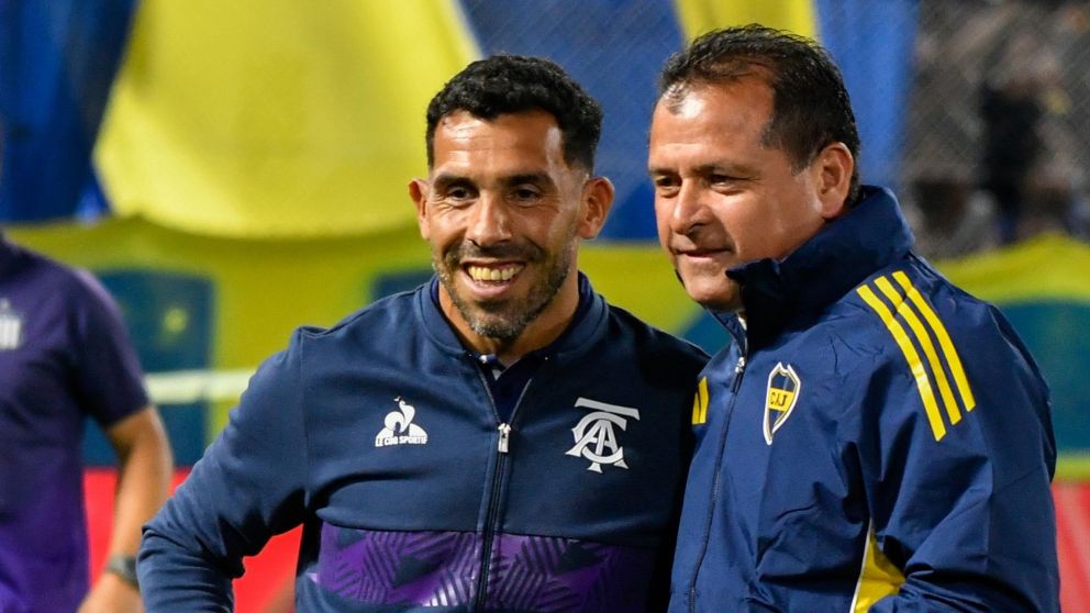 La tremenda ovación a Carlos Tevez en su vuelta a la Bombonera: plaqueta, camiseta y los cánticos de La 12