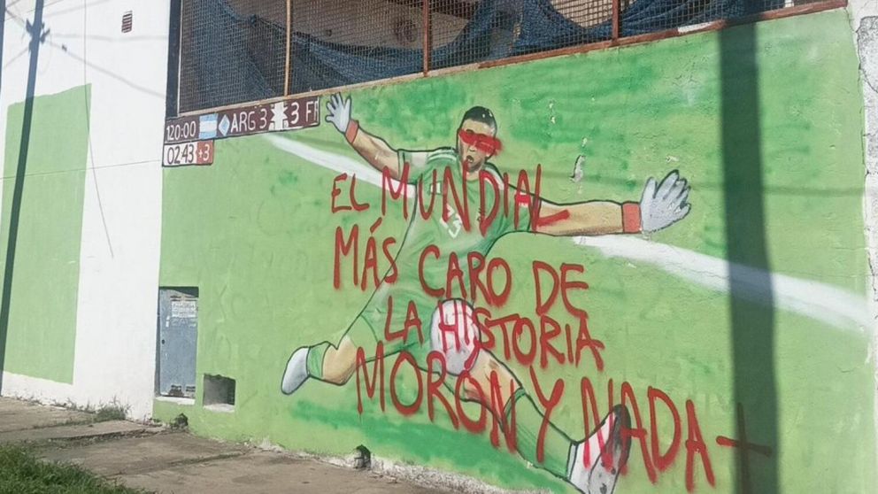 Sigue la bronca en Deportivo Mor�n: un mural del Dibu Mart�nez fue vandalizado con un picante mensaje contra la AFA y Tapia