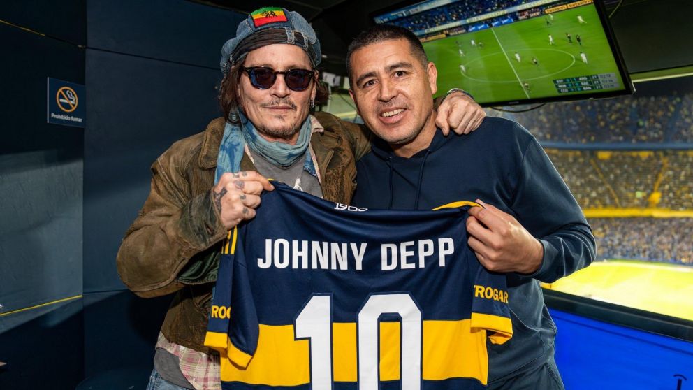 Riquelme le regaló una camiseta a Johnny Depp, presente en la Bombonera en la victoria de Boca sobre Tigre