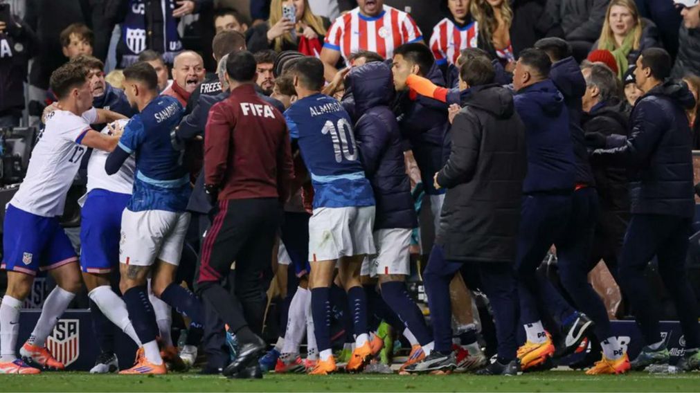 Estados Unidos-Paraguay no fue nada amistoso y terminó en una batalla campal con golpes, corridas y un jugador herido