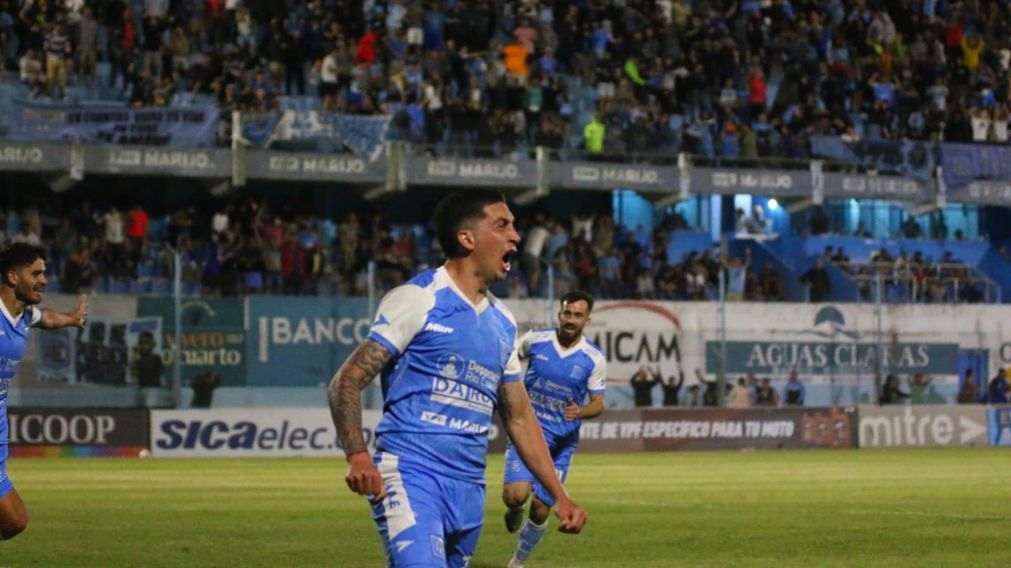 Estudiantes de Río Cuarto venció a Estudiantes de Buenos Aires con ventaja deportiva y jugará la final del reducido en la Primera Nacional