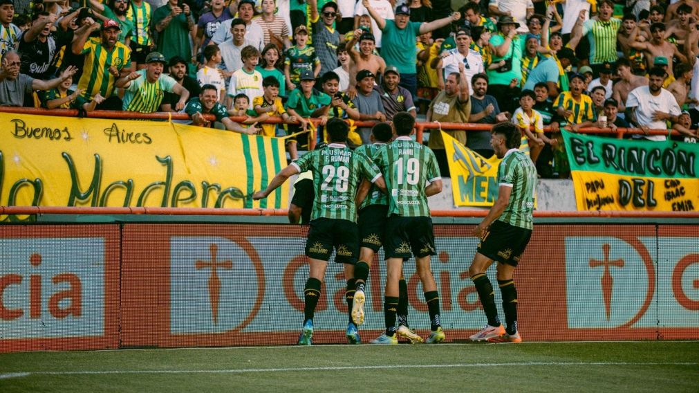 Aldosivi ganó un partido de locos, se salvó y mandó al descenso a San Martín de San Juan y a Godoy Cruz
