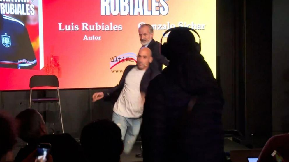 Sigue el esc�ndalo de Luis Rubiales: fue atacado con huevos en la presentaci�n de su libro