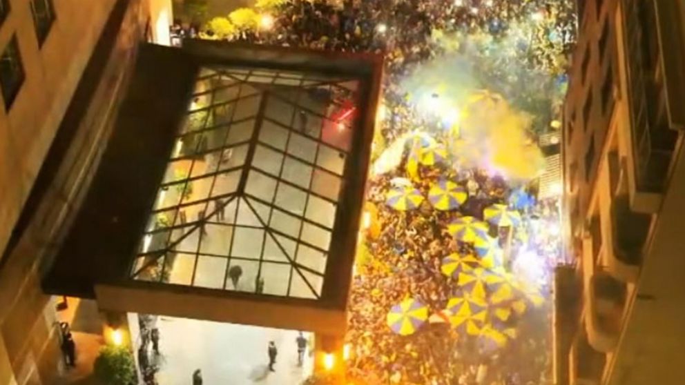 Los hinchas de Boca hicieron un impactante banderazo antes del Superclásico ante River