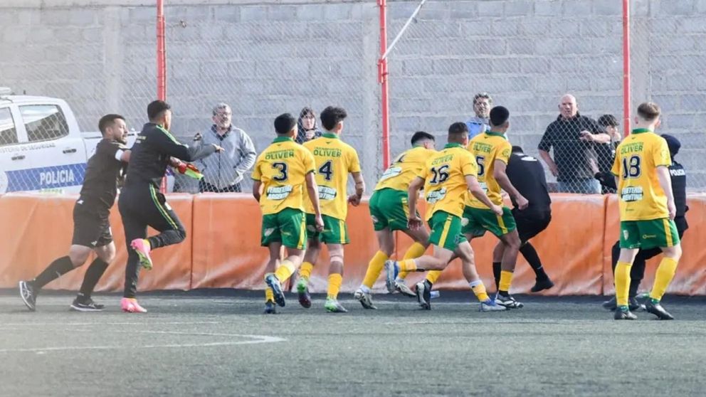 VIDEO: un arbitro y su asistente fueron brutalmente golpeados por los futbolistas en la liga chubutense de fútbol