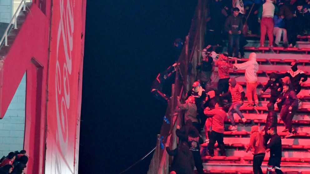 Flavio Azzaro le pegó al Aprevide por la sanción a Racing e hizo una tremenda comparación: "es más grave tirar petardos que chilenos"