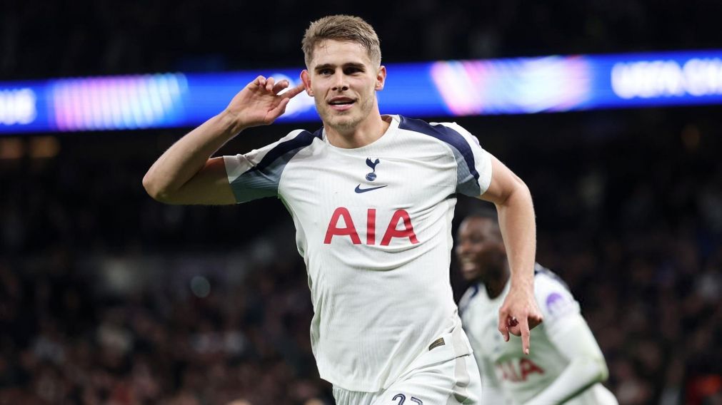 ¿Al Puskas? El espectacular gol de Micky Van de Ven en el triunfo de Tottenham por la Champions League