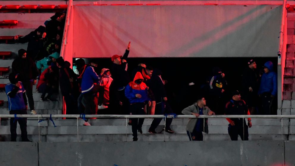 Los hinchas de la Universidad de Chile est�n en Buenos Aires y hay temor a incidentes en cancha de Lan�s