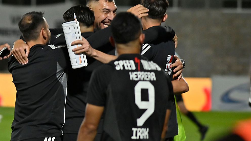 Deportivo Riestra está imparable: se cargó a Instituto como local, se clasificó y superó a Boca en la tabla general