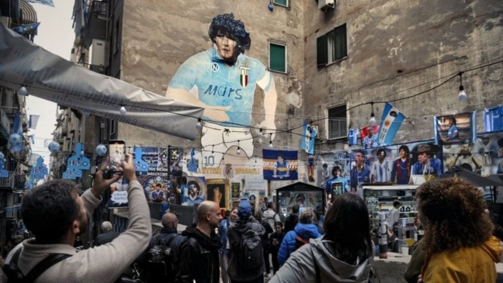 Escándalo en Nápoles: comerciantes tapan el muro de Diego Maradona
