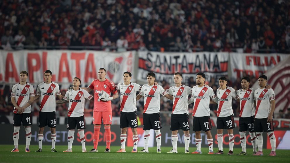 El MONUMENTAL aplauso de los hinchas de River en homenaje a Miguel �ngel Russo