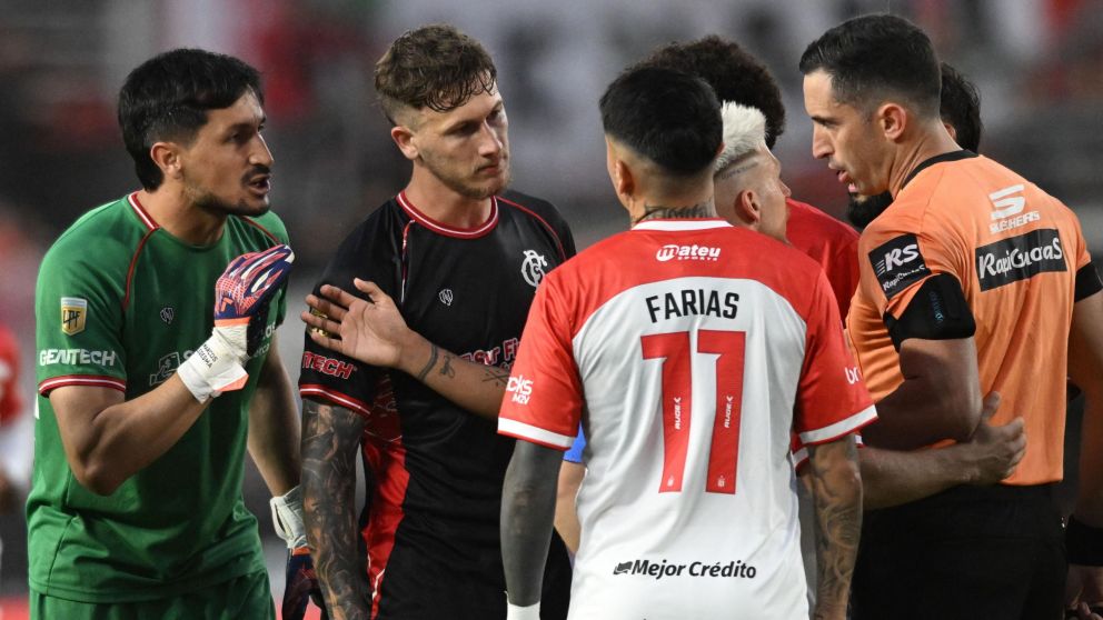 La calentura de Eduardo Domínguez tras el escandaloso arbitraje de Nazareno Arasa en Estudiantes vs. Barracas Central