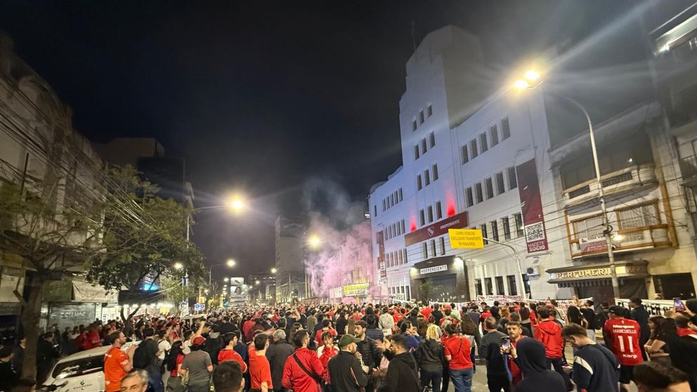 Arde Independiente: los hinchas se manifestaron en la puerta de la sede y apuntaron contra la dirigencia