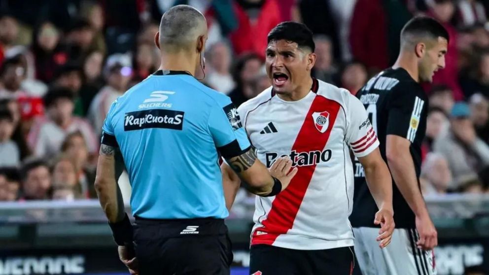 Atento River: qué le dijo Maxi Salas al juez asistente para que Pablo Echavarría lo expulsara ante Riestra