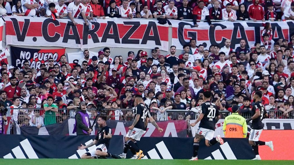 Crisis: River perdió con Deportivo Riestra y se fue silbado del Monumental