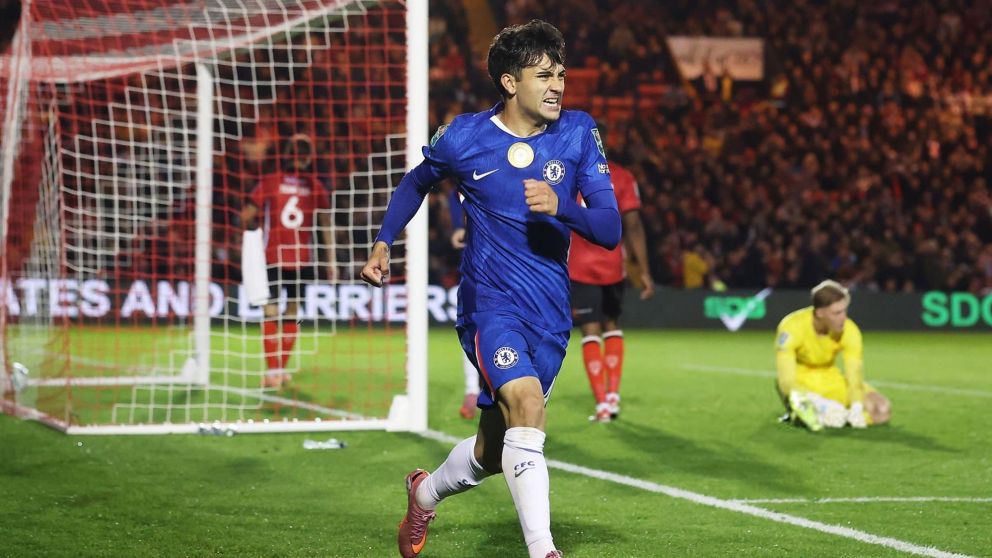 Facundo Buonanotte aportó un gol en el sufrido triunfo de Chelsea ante un rival de tercera división en la Carabao Cup