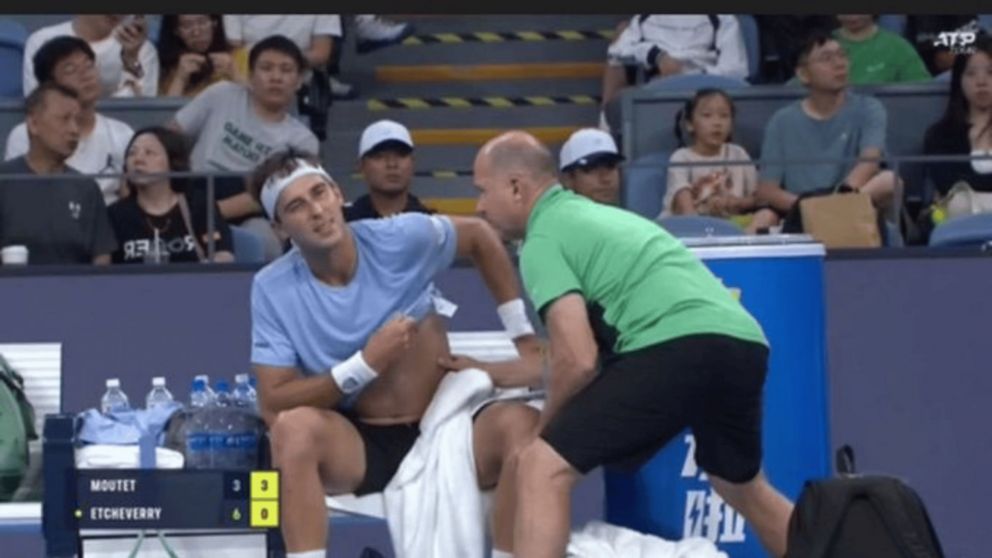 Tomás Etcheverry abandonó por lesión ante Corentin Moutet y quedó eliminado del ATP 250 de Hangzhou