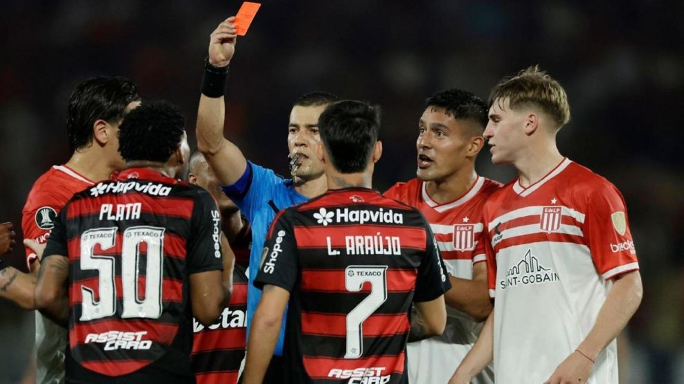 Atenci�n Estudiantes: Conmebol expuso al �rbitro y Flamengo pidi� que se anule la expulsi�n a Gonzalo Plata