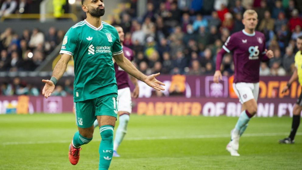 Liverpool le ganó a Burnley con un penal insólito y sigue perfecto en la cima de la Premier
