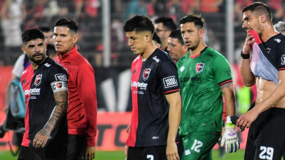 La FIFA inhibió a Newell's por los próximos tres mercados de pases, pero el club adjudicó la medida a un error