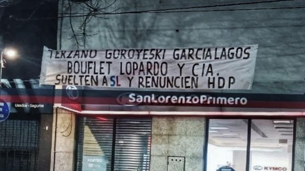 Arde San Lorenzo: aparecieron pasacalles con fuertes mensajes que exigen la renuncia de más dirigentes