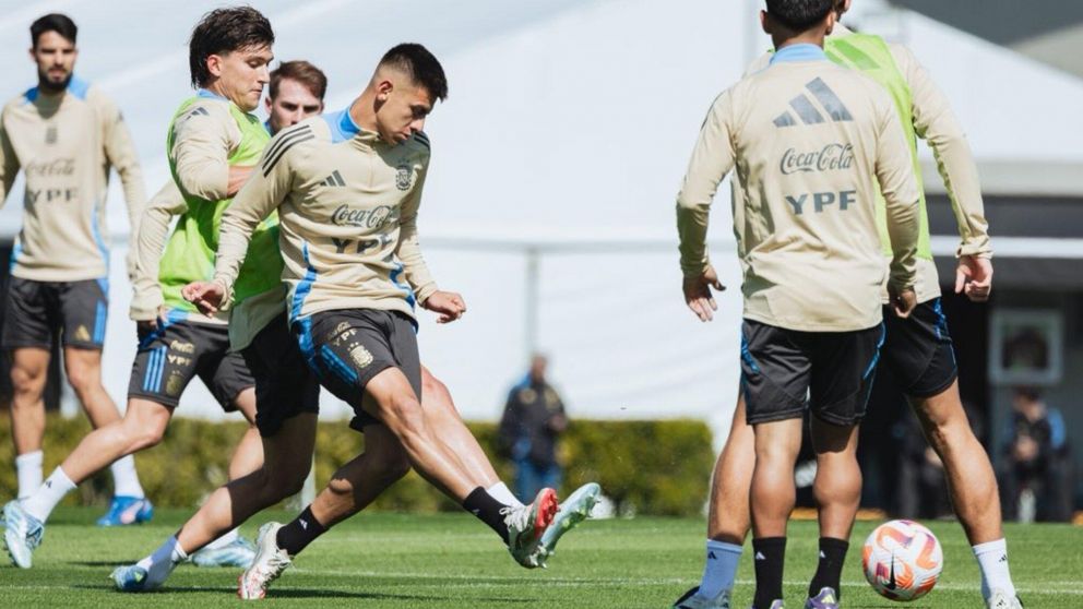 La Selección Argentina volvió al trabajo sin Messi y pensando en la última fecha ante Ecuador