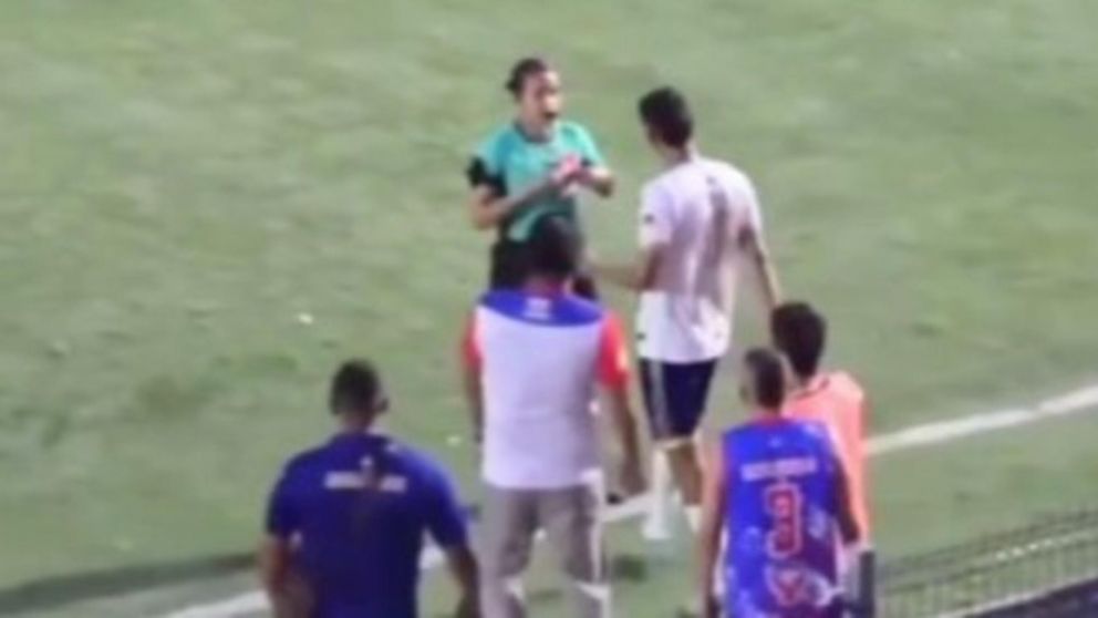 Escándalo e indignación en Colombia: la brutal agresión a una árbitra de un jugador que fue expulsado