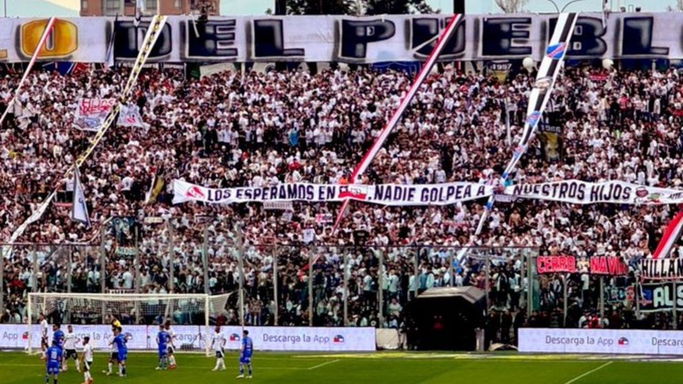 La barra de Colo Colo amenazó a Independiente en el clásico ante la U de Chile con una picante bandera y una insólita burla
