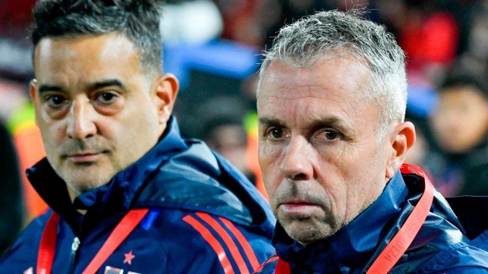 El entrenador de la Universidad de Chile contó una cruda historia sobre los incidentes en la cancha de Independiente: "Estuvo encerrado..."