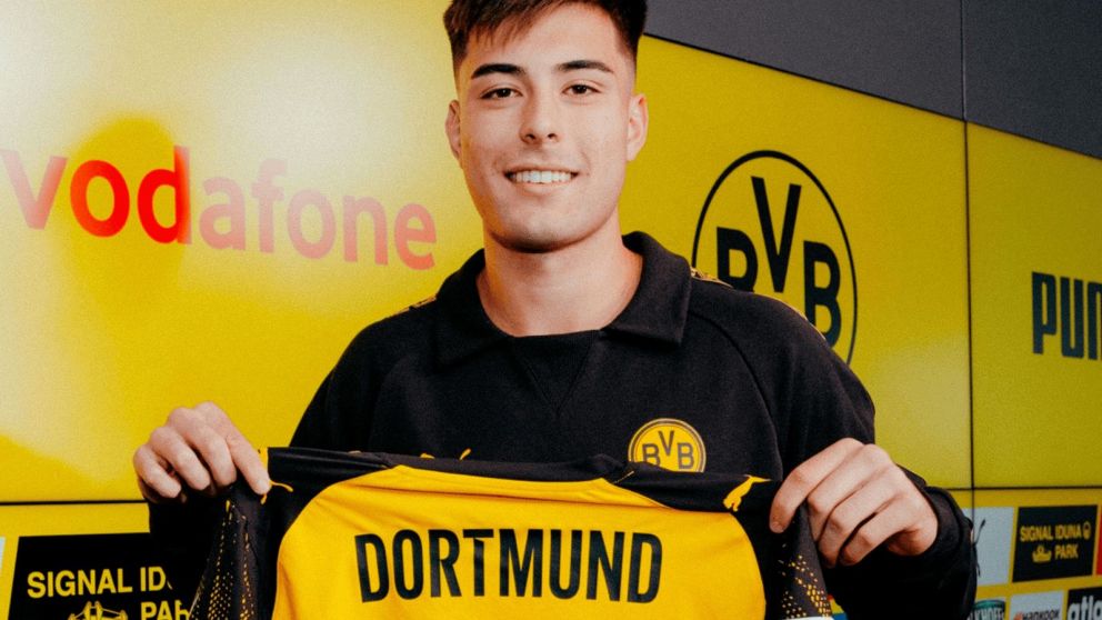 Aaron Anselmino fue presentado en Borussia Dortmund