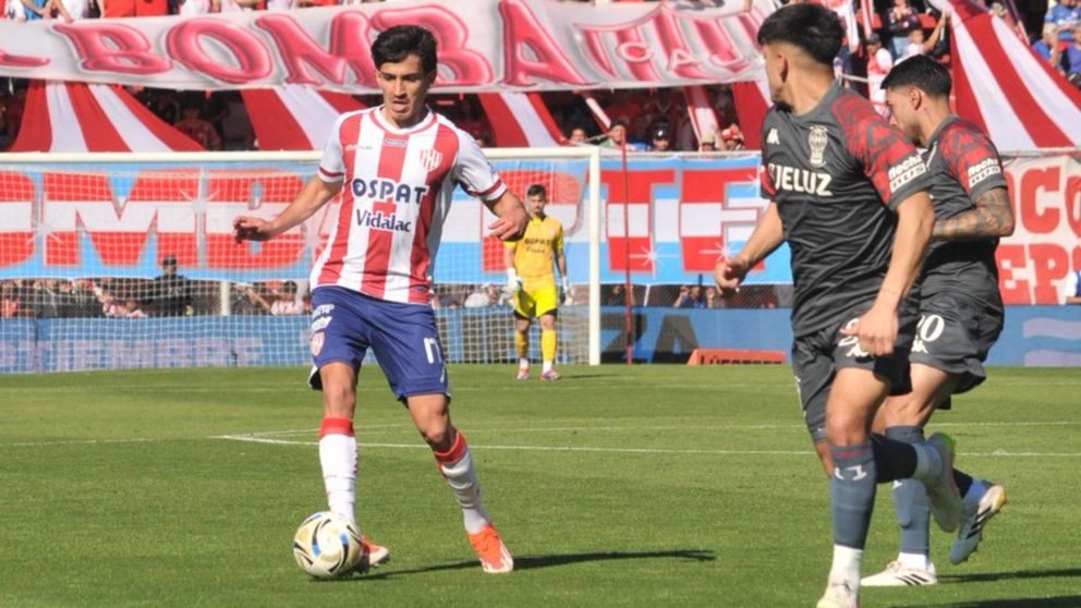 Polémico empate de Unión ante Huracán: el insólito trazado de líneas por un supuesto offside