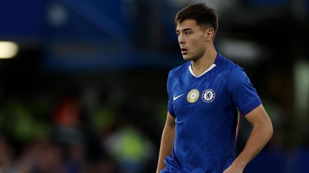 Sin minutos en Chelsea, Aaron Anselmino está cerca de otro gigante de Europa