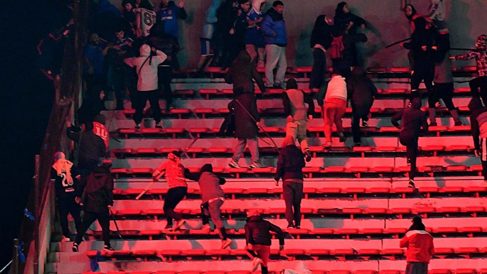 Locura en Avellaneda: los hinchas de Universidad de Chile provocaron disturbios y el partido ante Independiente se suspendió