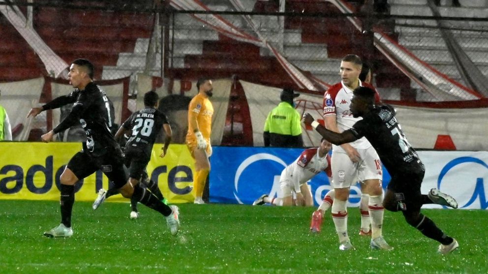 Lo tapó el agua: Huracán cayó ante Once Caldas y quedó eliminado de la Copa Sudamericana