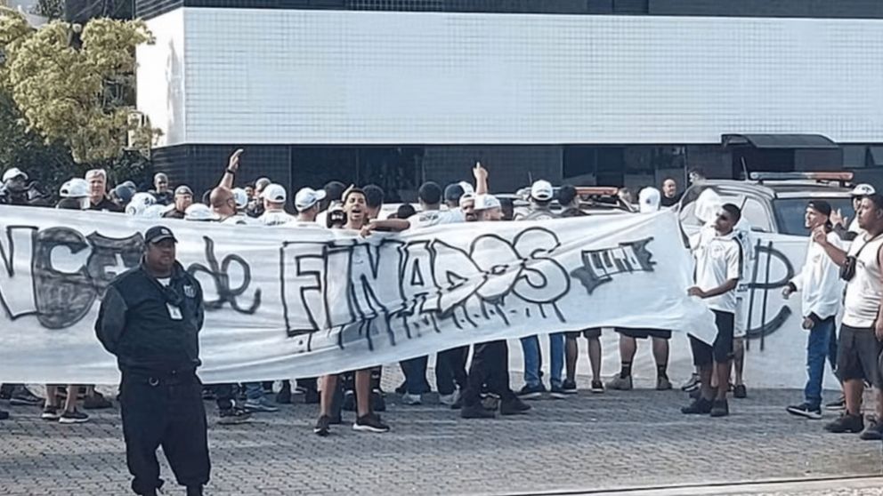 El picante cara a cara de Neymar con la barra brava del Santos: fuerte apretada y un mensaje especial