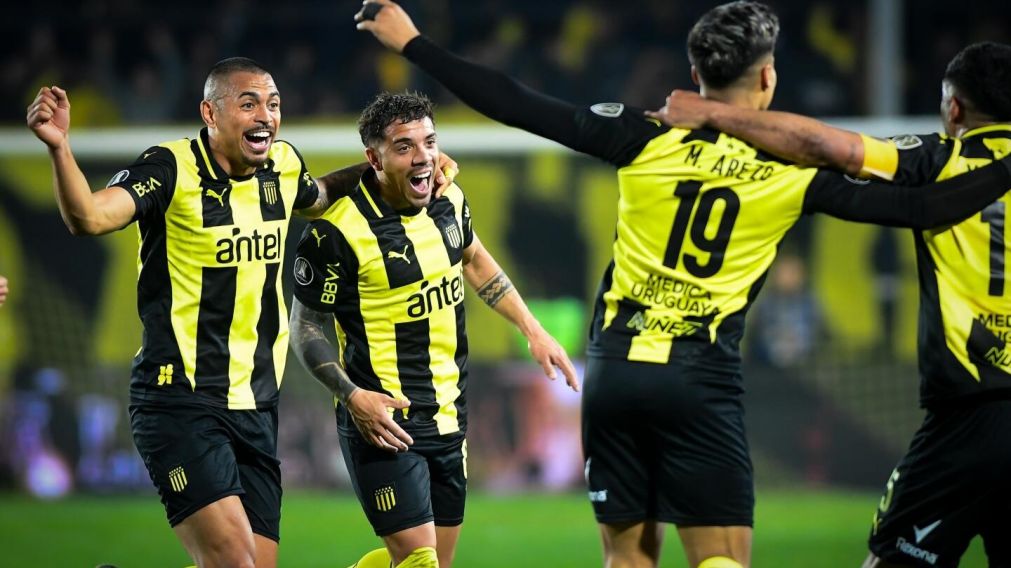 Video: el mal comportamiento del plantel de Peñarol en el viaje a Buenos Aires para el partido con Racing