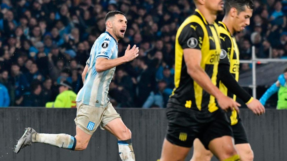 Racing eliminó a Peñarol en una serie dramática y se metió en los cuartos de final de la Copa Libertadores