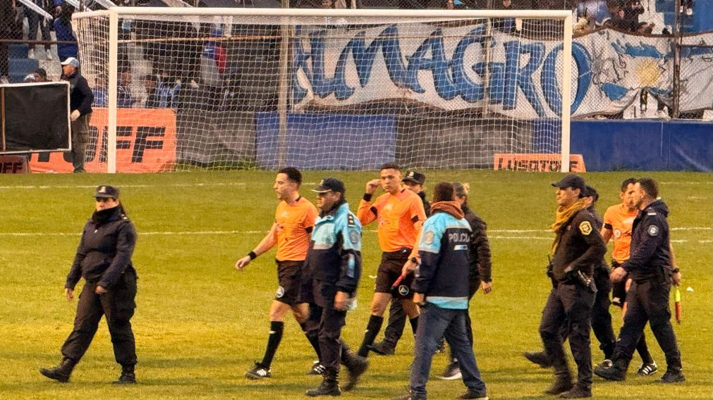Escandaloso final entre Almagro y Atlanta en la Primera Nacional: el gol agónico que fue anulado dos veces
