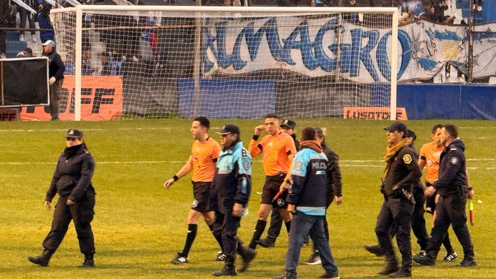 Escandaloso final entre Almagro y Atlanta en la Primera Nacional: el gol agónico que fue anulado dos veces