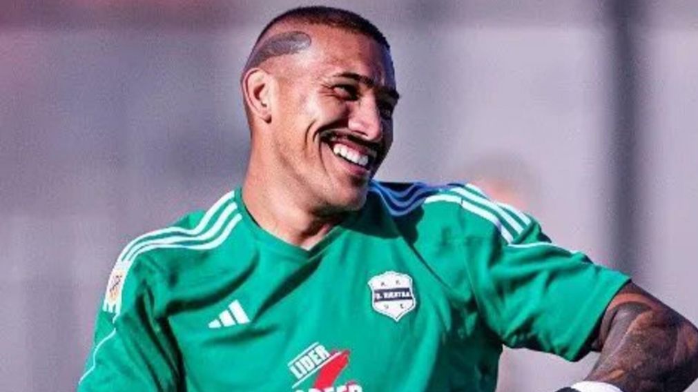 La inédita táctica de Nacho Arce para quedarse con la camiseta de Di María tras el partido entre Rosario Central y Riestra