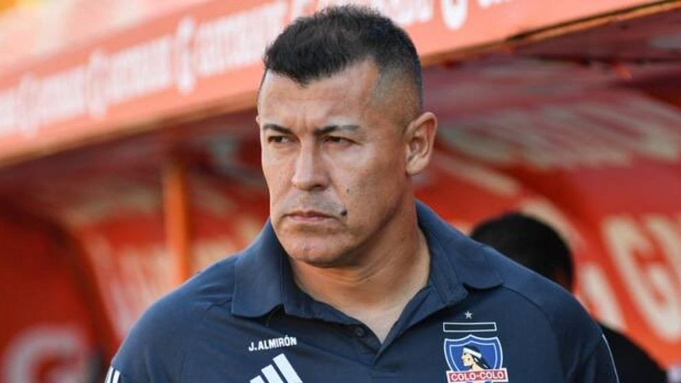 Jorge Almirón pagó el precio de la tremenda crisis en Colo Colo